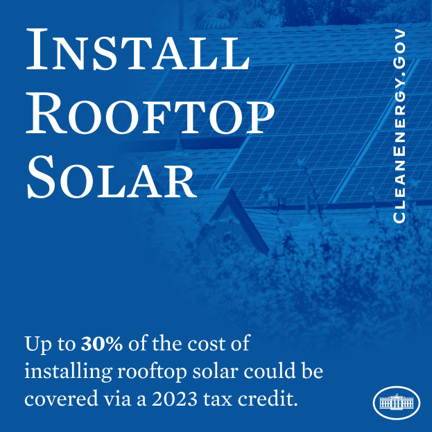 Ein Plakat bewirbt einen 2023-Steuerbonus für die Dachsolarinstallation, mit Bäumen und einem solarpanelausgestatteten Gebäude im Hintergrund.