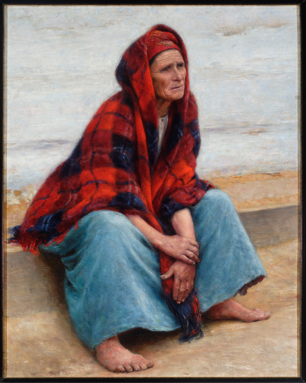 Eine alte Frau sitzt am Strand bei Sonnenuntergang, trägt ein helles Kleid und hat ihr Haar zu einem Dutt gebunden, die Augen geschlossen und die Hände auf dem Schoß ruhend, eingerahmt in einem Foto Rahmen.