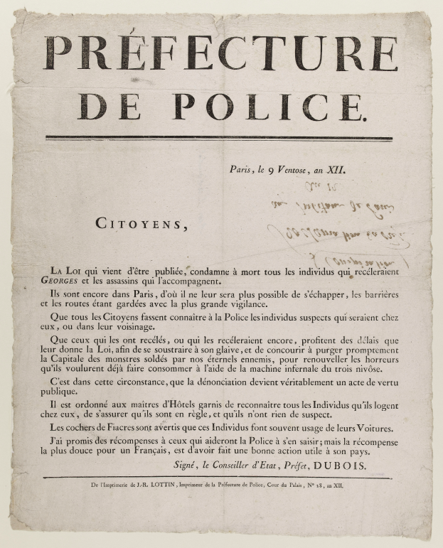 Ein weißes Dokument mit fetter, zentrierter schwarzer Schrift, die "Préfecture de Police" lautet, und einer kleinen Polizeiakademie-Illustration oben rechts.