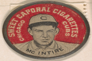 Ein Baseballspieler in einer Uniform mit einer Mütze, auf der 'Sweet Caporal Cigarettes' steht.