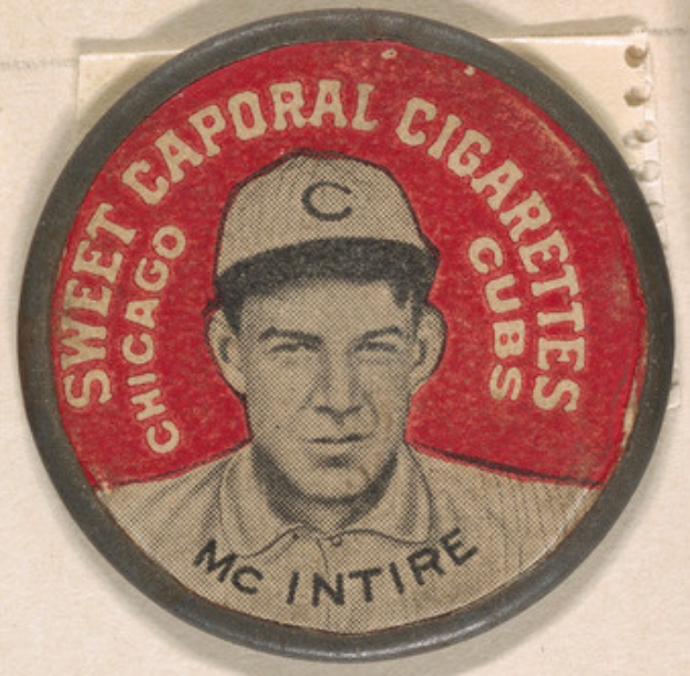 Ein Baseballspieler in einer Uniform mit einer Mütze, auf der 'Sweet Caporal Cigarettes' steht.