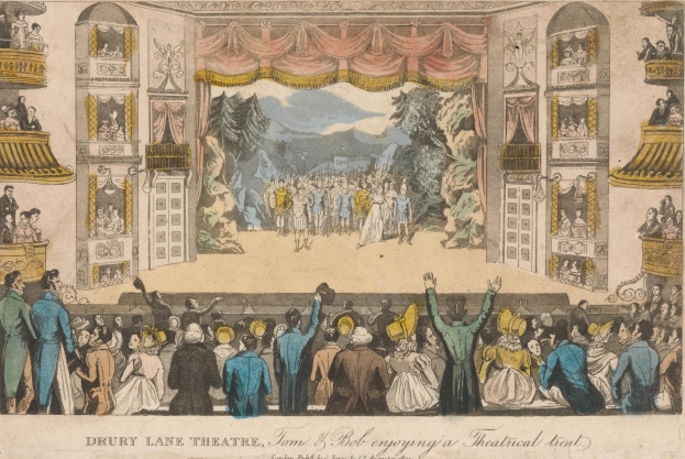 Eine Menschenmenge steht vor einer Bühne im Drury Lane Theatre in London, die mit Vorhängen, Bäumen, Hügeln und einem Himmel als Hintergrund geschmückt ist.