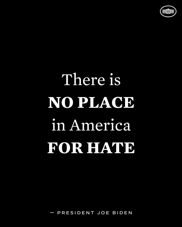 Ein schwarzer Hintergrund mit fetter weißer Schrift, die den Satz "Es gibt keinen Platz in Amerika für Hass" zeigt - ein Zitat von Präsident Joe Biden.
