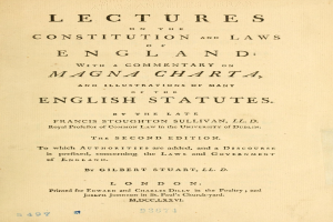 Altes Buch mit dem Titel 'Vorträge über die Verfassung und Gesetze Englands mit einem Kommentar zur Magna Charta und Illustrationen vieler englischer Gesetze' geöffnet auf einer Seite mit schwarzer Tintenschrift.