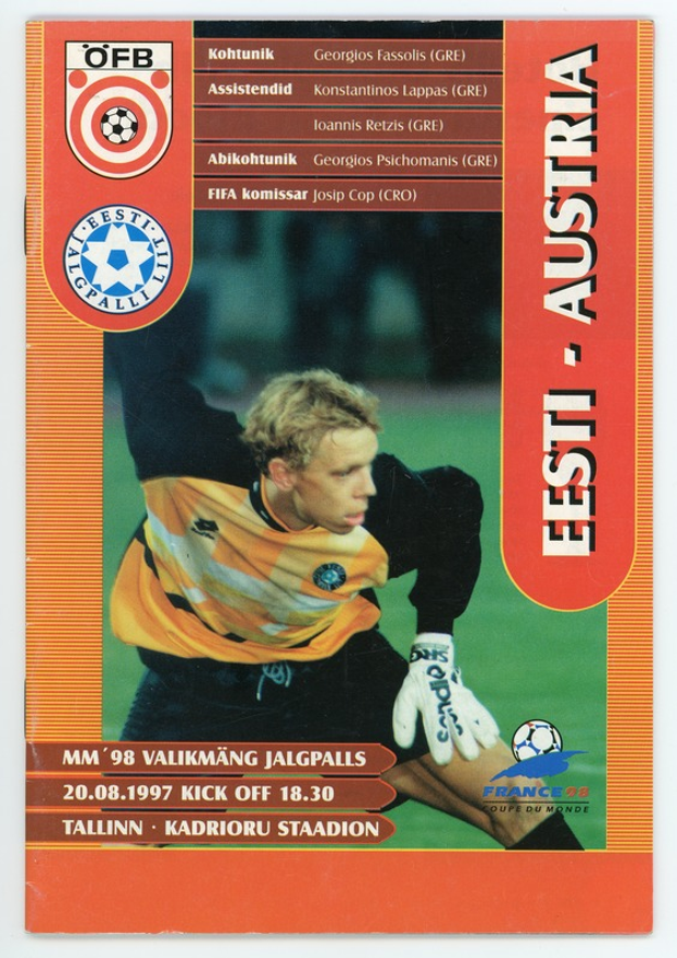 Ein Fußballkarte von der FIFA-Weltmeisterschaft 1998 in Deutschland, die einen Spieler in einem Trikot mit entschlossener Miene zeigt, vor einem hellblauen Himmel mit weißen Wolken.