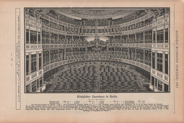 Eine Schwarz-Weiß-Illustration einer alten Buchseite, die einen großen Auditorium in Berlin zeigt, der mit Stühlen gefüllt ist und von Text begleitet wird.