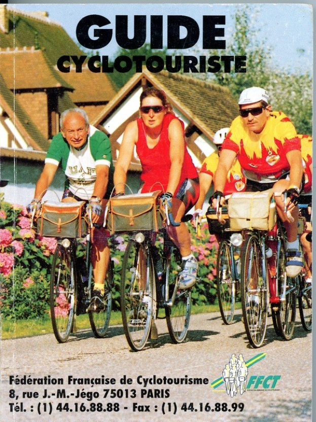 Gruppe von Menschen, die auf Fahrrädern eine Straße entlangfahren, gesäumt von Häusern, Bäumen und Blumen, mit dem Text "Guide Cyclotouriste" unten.