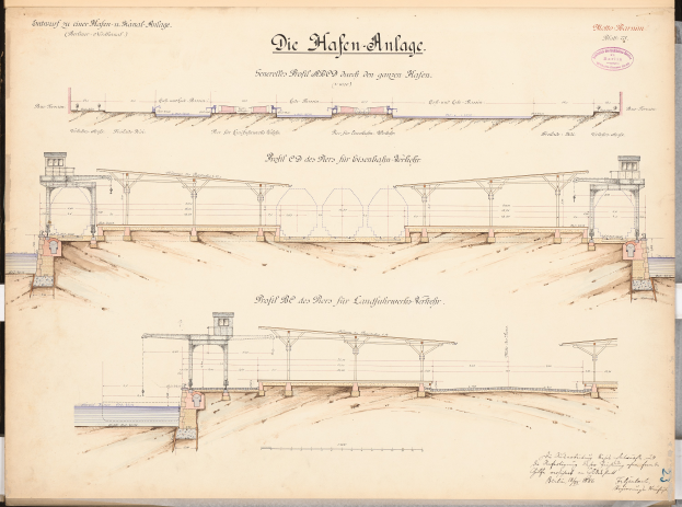 Ein altes Buch mit einer detaillierten Zeichnung eines Bahnhofs mit Gleisen, Bahnsteigen und anderen Einrichtungen, begleitet von Text, der Informationen über den Bahnhof und seine Geschichte liefert.