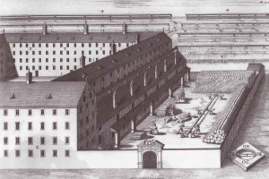Schwarz-weißes historisches Illustration von einem großen Gebäude mit vielen Fenstern, umgeben von Menschen, Holzscheiten und anderen Gegenständen, beschriftet mit "1853 – das Gefängnis des dresdner Konzentrationslagers" unten.