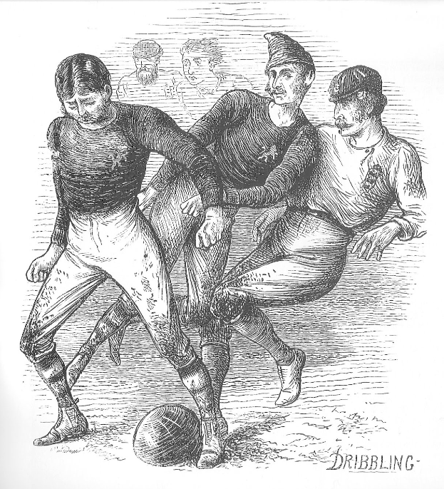 Eine Schwarz-Weiß-Gravur von drei Männern in Fußballuniformen des 19. Jahrhunderts, die ein Spiel spielen, wobei einer einen Ball in der Mitte dribbelt.