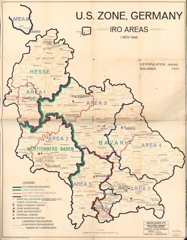 Eine Karte der US-Zone in Deutschland während des Zweiten Weltkriegs, mit Städten, Dörfern und geografischen Merkmalen in fetter Schrift und primarily in Blautönen und Grüntönen, mit gelben und roten Akzenten.