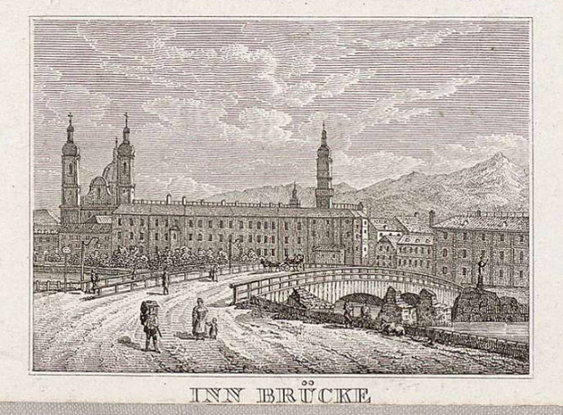 Eine Gravur der Innbrücke in München, Deutschland, mit ein paar Menschen, einer Brücke, Gebäuden, Bäumen und Bergen im Hintergrund sowie Text am unteren Rand.