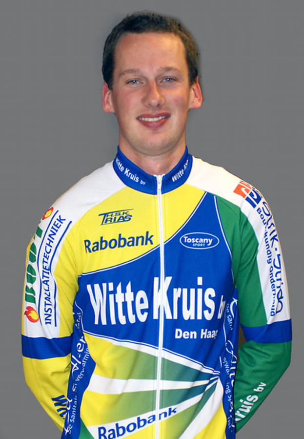 Ein Sportler in Pose vor der Kamera, der ein T-Shirt mit verschiedenen Sponsorennamen trägt.