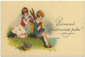 Zwei Kinder sitzen auf dem Gras, eines hält einen Korb mit Ostereiern und das andere ein Spielzeug, im Hintergrund ein Plakat auf einer alten Postkarte.