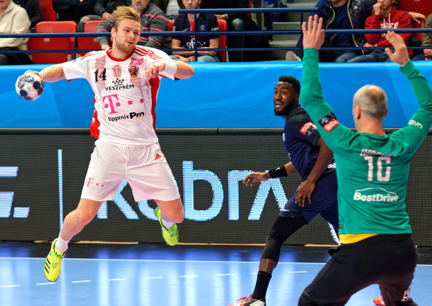 Eine Gruppe von Männern, die auf einem Feld Futsal spielen, während des Futsal-Weltmeisterschaftsspiels 2019 zwischen Bayern München und Paris Saint-Germain, mit Zuschauern im Hintergrund.