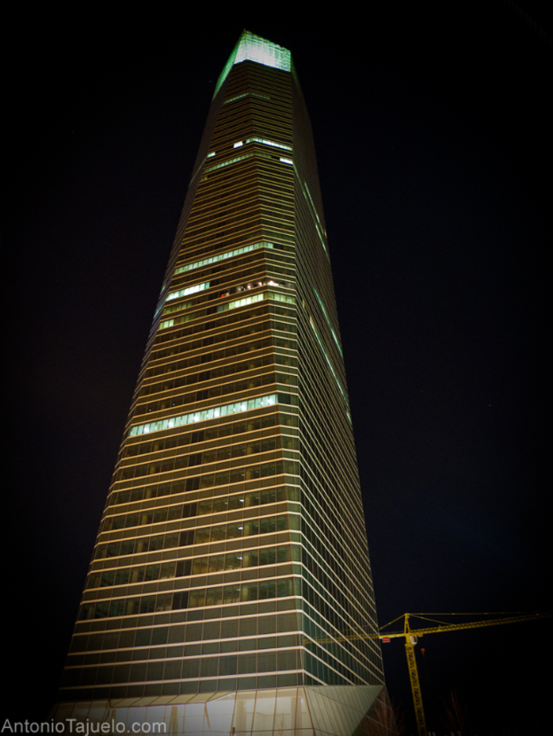 Ein hohes Gebäude mit Lichtern an der Spitze.