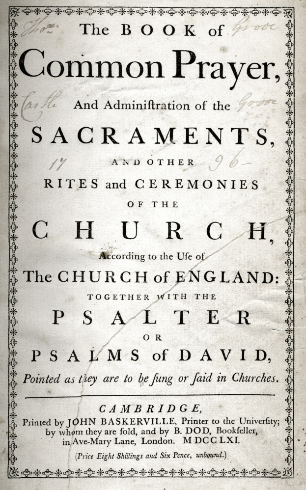 Ein altes Buch mit dem Titel "The Book of Common Prayer and Administration of the Sacraments, Rites and Ceremonies of the Church of England" liegt aufgeschlagen da, wobei eine Seite mit schwarzem Text zu sehen ist.