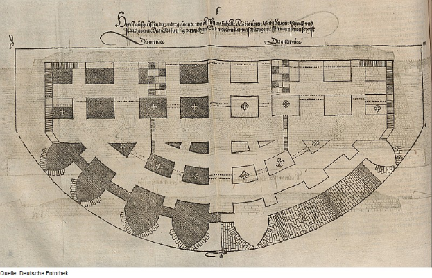 Ein altes Buch mit einem detaillierten Stadtplan, der Geb├Ąude, Stra├čen und Landmarken zeigt, begleitet von beschreibendem Text.