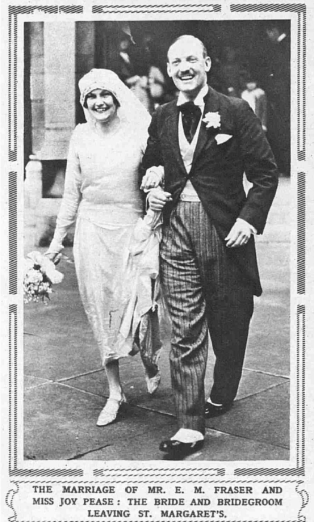 Ein Schwarz-Wei%C3%9F-Foto eines Mannes im Anzug und einer Frau mit Blumenstrau%C3%9F, die die Stra%C3%9Fe entlanggehen, mit dem Text "Die Hochzeit von Herrn E. M. Fraser und Fr%C3%A4ulein Joy Pease" unten.