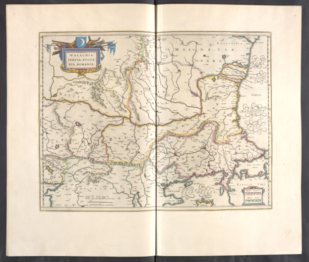 Offenes Buch mit detaillierten Karten von Polen und Ungarn auf schwarzem Hintergrund.