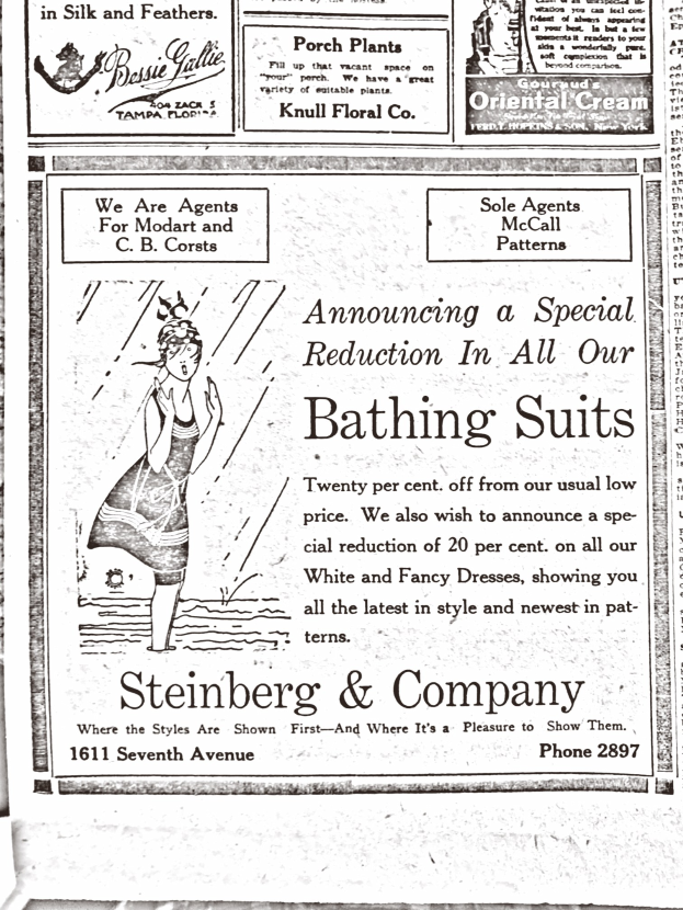 Eine Schwarz-Weiß-Anzeige für Steinberg & Company's Badesachen, die eine Frau in einem weißen Kragenkleid mit langen Ärmeln zeigt, ihr Haar ist zu einem Knoten gebunden und ihre Augen sind geschlossen, umgeben von Text.