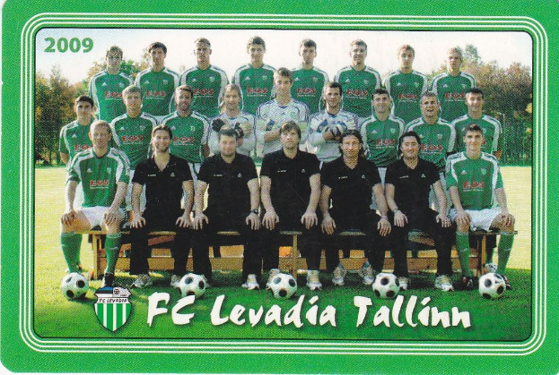 Plakat von FC Levadia Tallinn mit Mannschaftsmitgliedern auf einer Bank mit Fußballen, Bäumen und einem klaren blauen Himmel im Hintergrund sowie Text und Logo unten.
