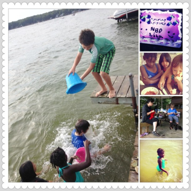 Eine Collage aus fünf Bildern: Ein Junge, der Wasser auf jemanden schmeißt, mit drei Kindern im Hintergrund, ein Kuchen, drei Kinder vor einem Tisch mit einer Schüssel, zwei Personen, die arbeiten, und ein Mädchen, das schwimmt.