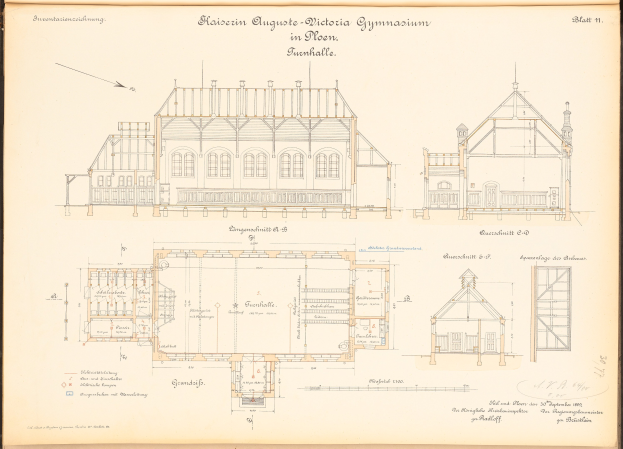 Ein detailliertes Zeichnung des Victoria-Gymnasium-Gebäudes in München, Deutschland, mit zahlreichen Fenstern auf einem Blatt Papier mit handgeschriebener Text.