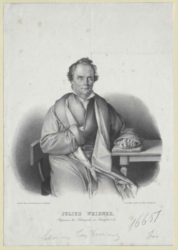 Portrait eines deutschen Philosophen namens Julius Weidner, der an einem Tisch sitzt und ernst schaut.