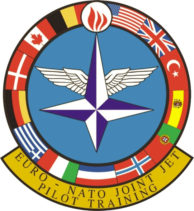 Blauer Kreis mit einem weißen Stern in der Mitte, umgeben von vier farbigen Flaggen und weißer Schrift, die 'NATO Joint Jet' liest.