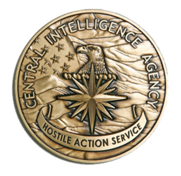Eine Goldmünze mit der Aufschrift "Central Intelligence Agency" vor einem weißen Hintergrund.