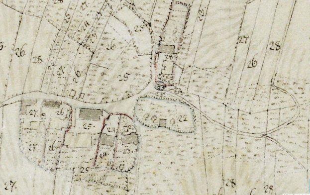 Detailierte alte Stadtkarte mit numerierten Gebäuden, Straßen und Text, die eine geplante Entwicklungsstelle am unteren Rand anzeigt.