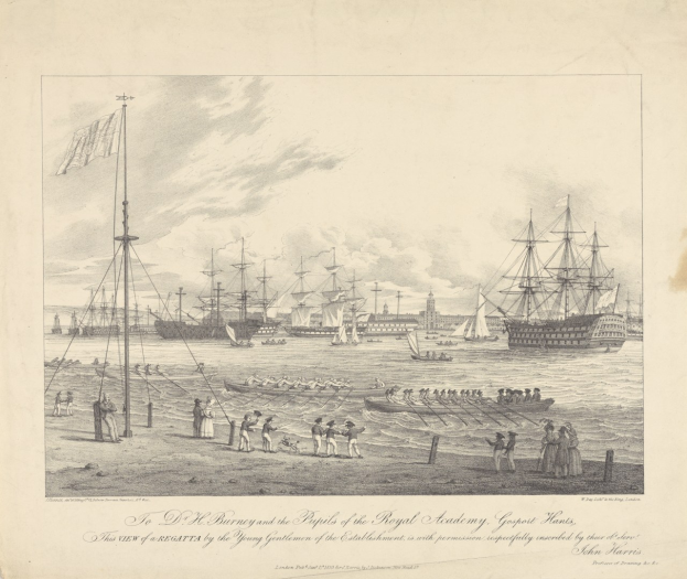Eine Zeichnung von Booten auf dem Wasser mit Menschen am Ufer, Fahnenmasten und Gebäuden im Hintergrund, mit der Aufschrift 'Der Blick auf die Regatta von den jungen Herren der Königlichen Akademie, Gosport Hants' unten.