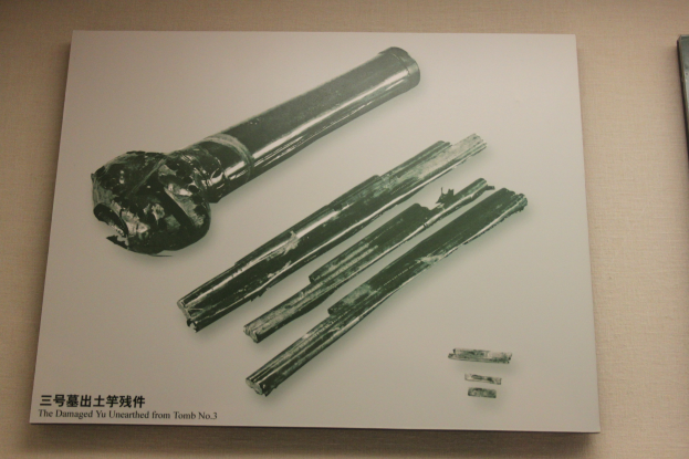 Ein Tisch mit einem Buch, das ein Bild einer Schusswaffe und Text darüber zeigt.