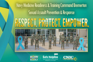 Ein Plakat mit einer Gruppe in Uniformen und Mützen vor einem Gebäude, mit der Aufschrift "Navy Medicine Readiness & Training Command Bremerton: Sexual Assault Prevention & Response - Respect, Protect, Empower".