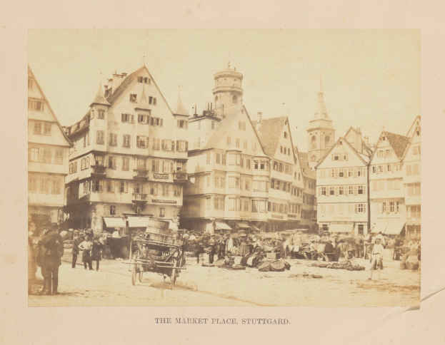 Ein altes Foto eines belebten Marktes in Stuttgart, Deutschland, mit zahlreichen Gebäuden, Menschen, Karren und verschiedenen Gegenständen, mit Text am unteren Bildrand.