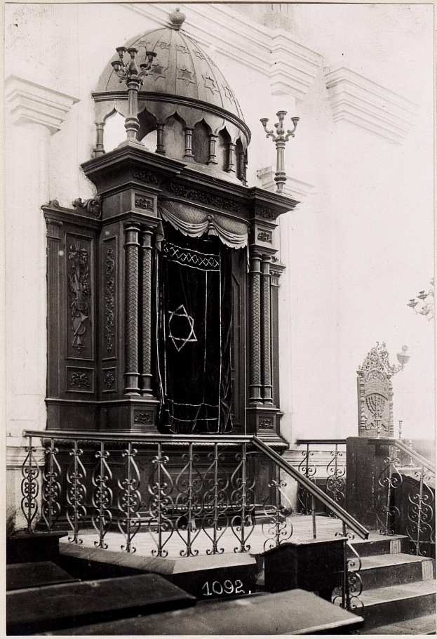 Altes Schwarz-Weiß-Foto einer jüdischen Synagoge in New York City mit Treppe, Geländer, Säulen, Tür und Wand.