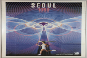 Plakat für die Olympischen Spiele 1988 in Seoul, das einen Läufer mit den Olympischen Ringen im Hintergrund und den Text "Olympische Spiele" oben zeigt.