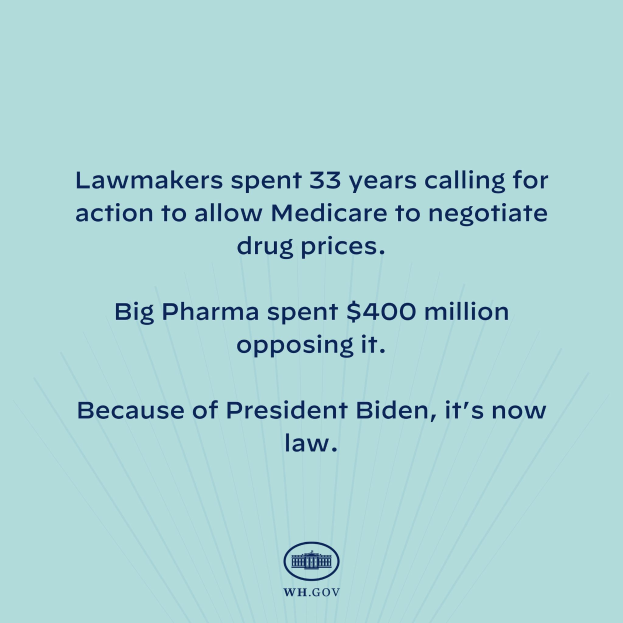 Blauer Hintergrund mit fetter weißer Schrift, die "Lawmakers Spent 33 Years Calling for Action to Allow Medicare to Negotiate Drug Prices" angibt, und ein Logo unten.