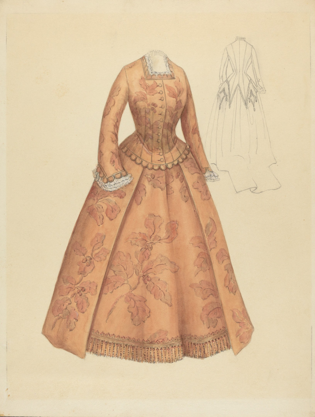Ein detailliertes Zeichnung eines 18. Jahrhundert-Kostüm-Entwurf, der ein langes Blumenmuster-Kleid mit hohem Halsausschnitt, vollem bodenlangen Rock und Spitzenbesatz zeigt, vor einem hellblauen Hintergrund.