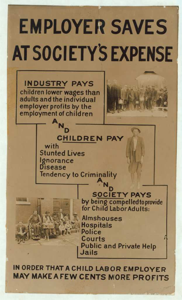 Ein hellgelbes Plakat mit einem weißen Rand, das eine strahlende Gruppe von Menschen verschiedenen Alters, Geschlechts und ethnischer Herkunft zeigt und die fette Schrift "Arbeitgeber spart auf Kosten der Gesellschaft".