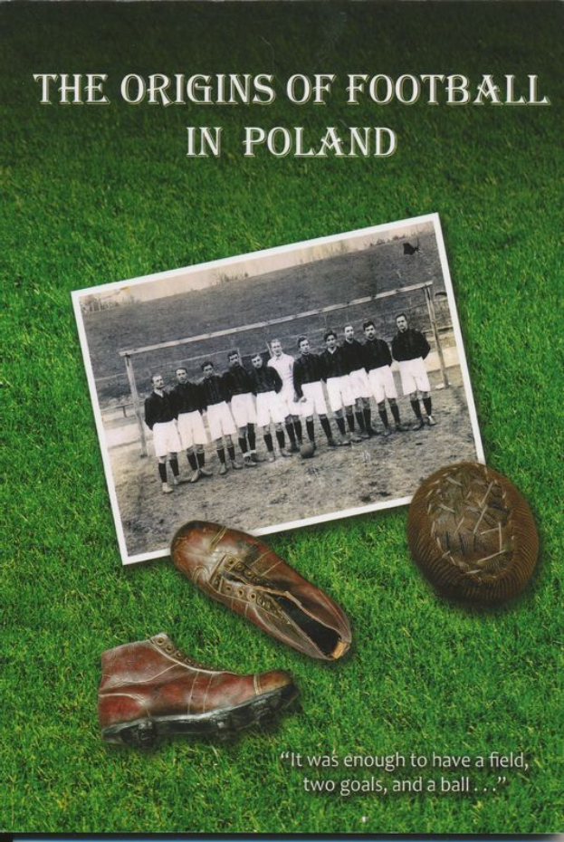 Ein Plakat, das die Ursprünge des Fußballs in Polen zeigt, mit einer Gruppe von Menschen auf einem Rasenfeld, einem Schuh und einer Münze, sowie dem Text "Die Ursprünge des Fußballs in Polen".