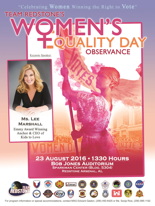 Ein Plakat für die Feier des Women's Equality Day von Team Redstone, das eine Frau mit einer Fahne zeigt, auf der 'Women's Equality' steht, und Logos mit zusätzlichen Informationen zum Event am unteren Rand.