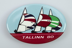 Der lettische EU-Abgeordnete Kols überreichte Kaja Kallas ein Aufkleber mit einem 'Baltic Chihuahua' vor dem Hintergrund der Flaggen der baltischen Länder