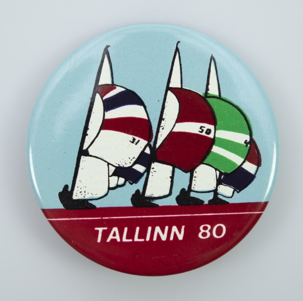 Der lettische EU-Abgeordnete Kols überreichte Kaja Kallas ein Aufkleber mit einem 'Baltic Chihuahua' vor dem Hintergrund der Flaggen der baltischen Länder