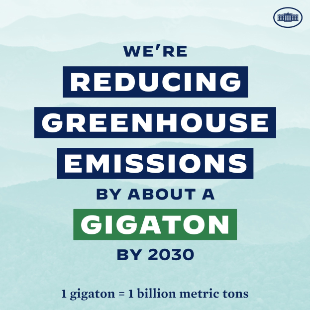 Plakat mit der Aufschrift "Wir reduzieren die Treibhausgasemissionen um etwa eine Gigatonne bis 2030" mit einem Logo, das für die Reduzierung der Treibhausgase bis 2030 wirbt.