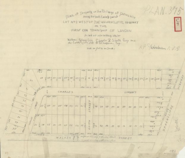 Ein detaillierter handgezeichneter Stadtplan auf Papier, der Straßen, Gebäude, Parks und Sehenswürdigkeiten zeigt, mit begleitendem Text.