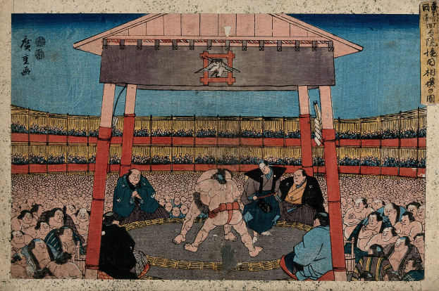 Ein Gemälde von Utagawa Kunisada Toyokuni III, das ein Sumo-Match in einer Arena zeigt, mit Zuschauern im Vordergrund und einer Hütte im Hintergrund, aus der Serie Fifty-Three Stations of the Tokaido.