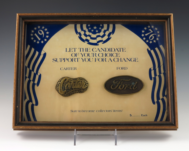 Ein gerahmtes Plakat mit der Aufschrift "Lassen Sie den Kandidaten Ihrer Wahl Sie unterstützen für einen Wandel" und zwei Logos für Ford und Carter.