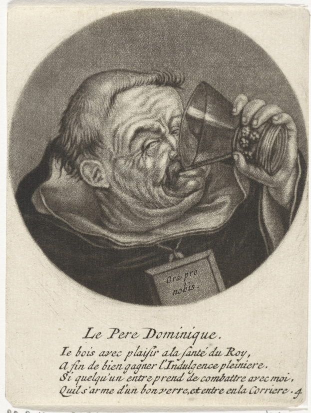 Ein älterer Mann mit kurzen dunklen Haaren, der einfache Kleidung trägt, trinkt aus einem Glas in seiner rechten Hand, seine Augen sind geschlossen und sein Mund leicht geöffnet.